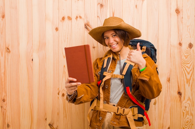 Junge hübsche reisende Frau mit einem Tagebuch