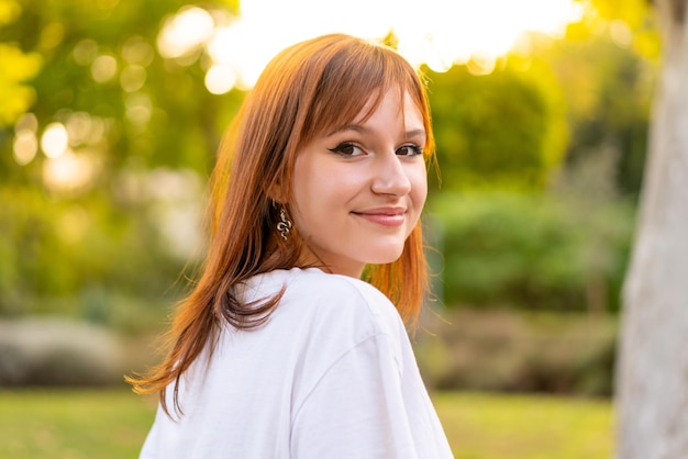 Junge hübsche Rothaarigefrau draußen Portrait