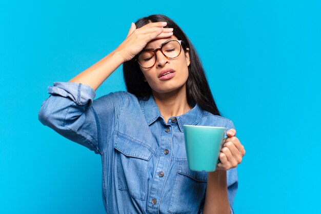 Junge hübsche spanische Frau, die einen Kaffee trinkt