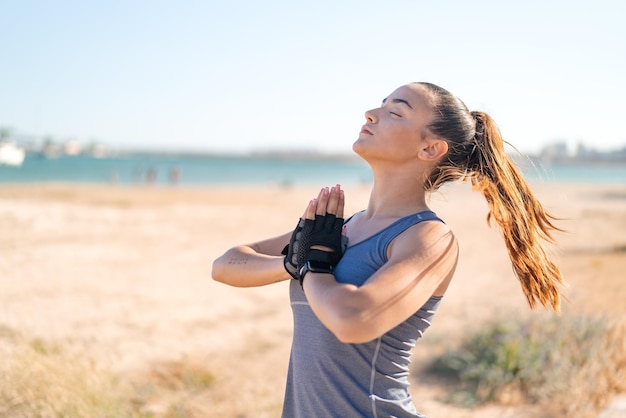 Junge hübsche Sportlerin, die Yoga macht