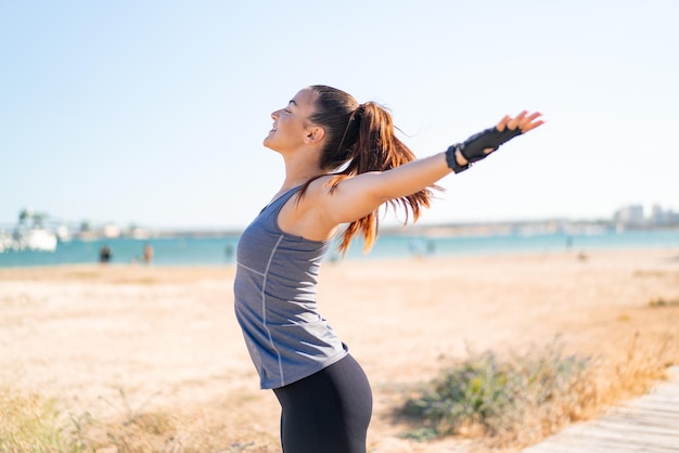 Junge hübsche Sportlerin in Sportkleidung