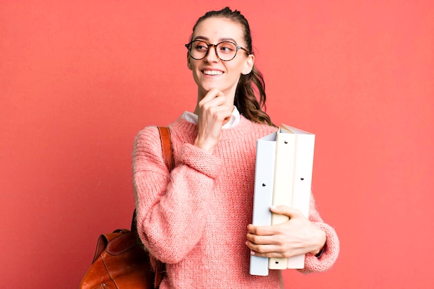 Junge hübsche Universitätsstudentin