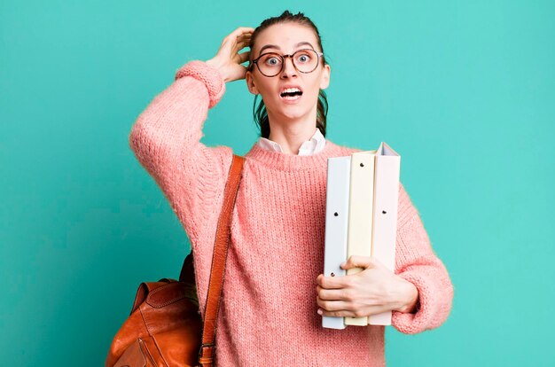 Junge hübsche Universitätsstudentin