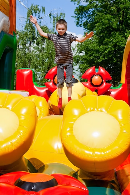 Junge im aufblasbaren Spielplatz