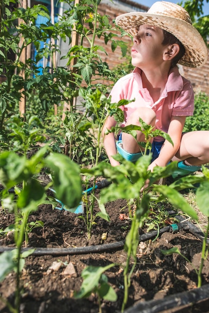 Junge im Garten