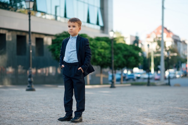 Junge im klassischen modernen dunkelblauen Business-Anzug