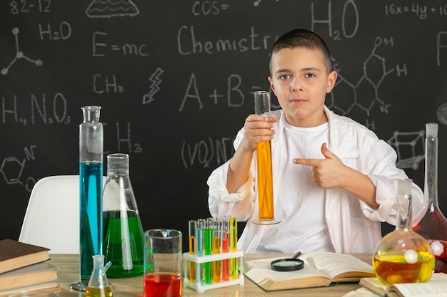 Foto junge im labor macht tests