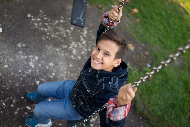 Junge im Park auf Schwingen