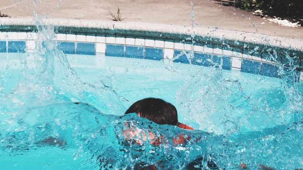 Foto junge im schwimmbad