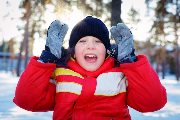 Foto junge im winterwald