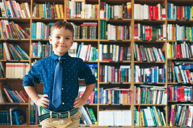 Junge in der Bibliothek