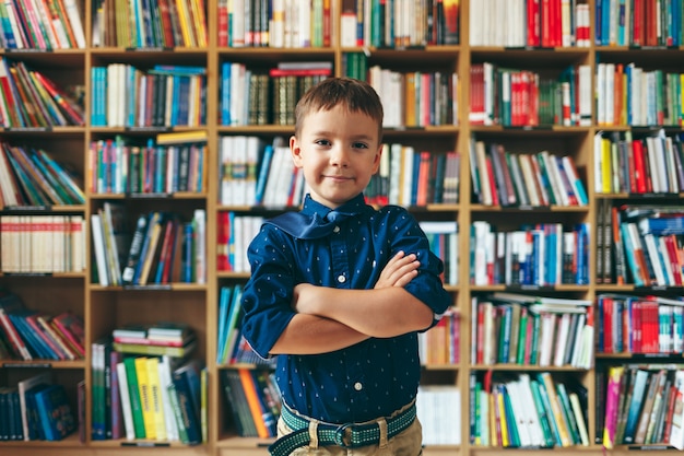 Junge in der Bibliothek