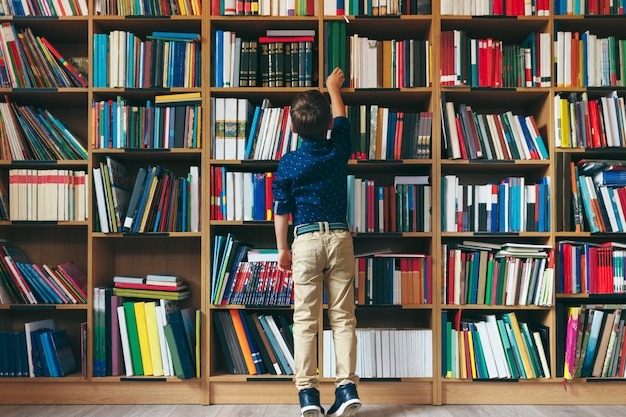 Junge in der Bibliothek