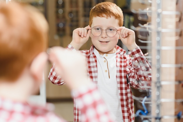 Junge in der Brille am Optikladen