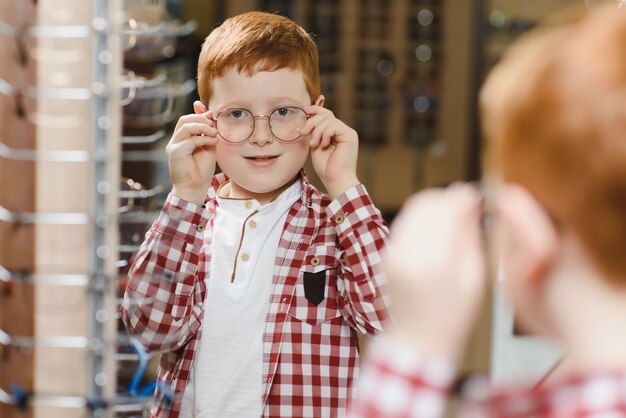 Junge in der Brille am Optikladen