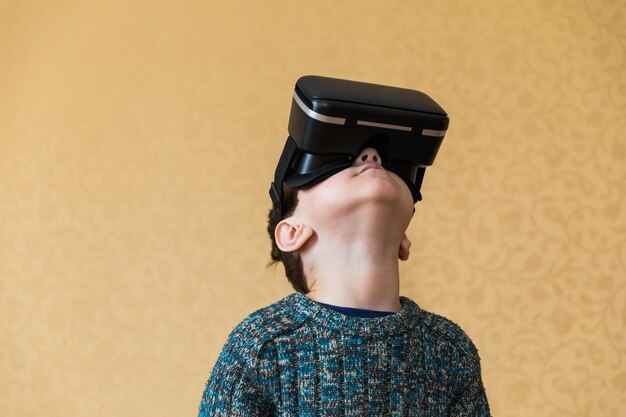 Junge in der Brille des Virtual-Reality-VR-Headsets