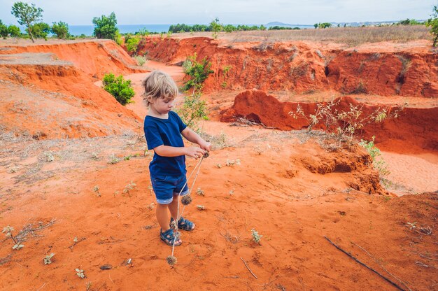 Junge in der roten Schlucht nahe Mui Ne, Südvietnam