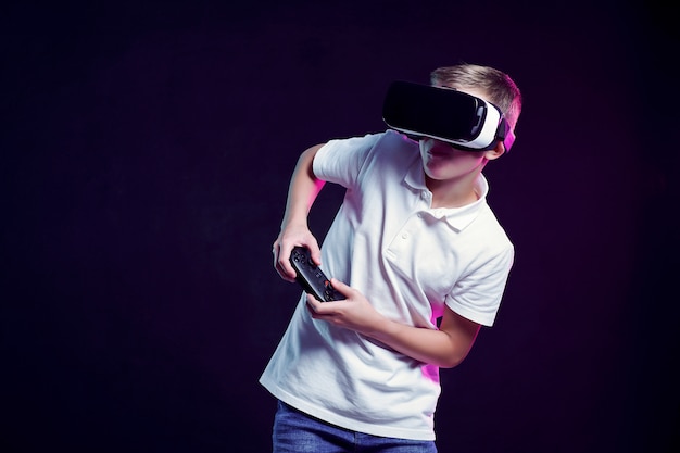 Junge in der VR-Schutzbrille, die mit gamepad spielt