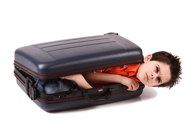 Junge in einem Koffer eingeschlossen