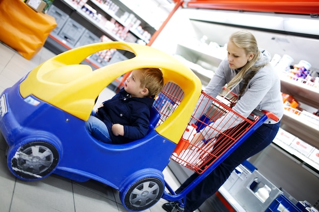 Junge in einer kindfreundlichen Supermarktlaufkatze