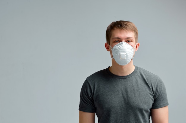 Junge in einer medizinischen Maske, in einem schwarzen T-Shirt