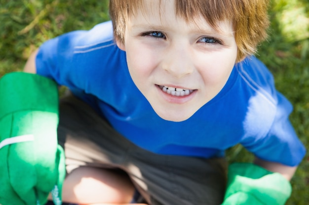 Junge in Gartenarbeithandschuhen am Park