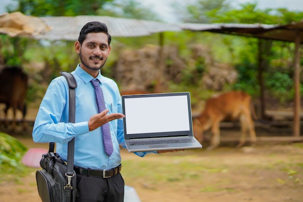 Junge indische Agronomen oder Banker mit Laptop-Bildschirm