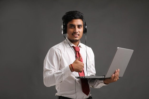 Foto junge indische banker oder offizier mit laptop