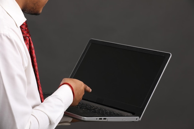 Foto junge indische banker oder offizier mit laptop