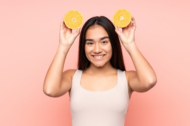 Junge indische Frau, die eine Orange hält