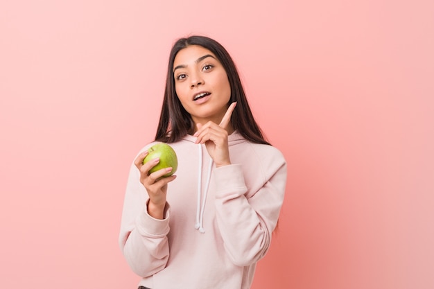 junge indische Frau, die einen Apfel hält