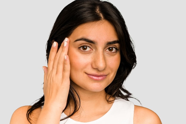 Junge indische Frau Gesicht Nahaufnahme isoliert ausgeschnitten