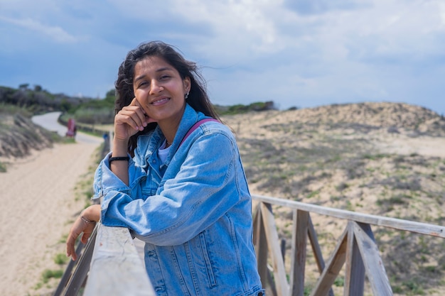 Junge indische Frau glücklich am Strand