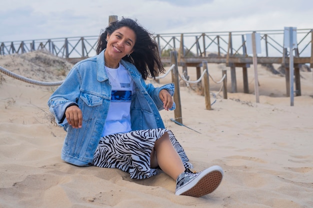 Junge indische Frau glücklich am Strand