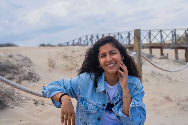 Junge indische Frau glücklich am Strand