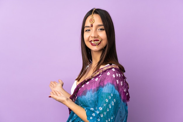 Foto junge indische frau lokalisiert auf lila