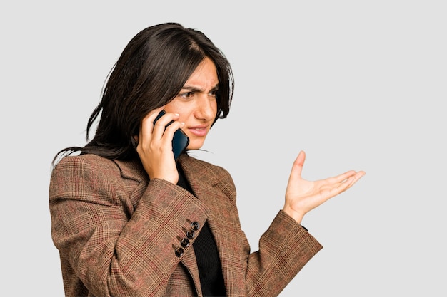 Junge indische Geschäftsfrau, die mit dem isolierten Handy anruft