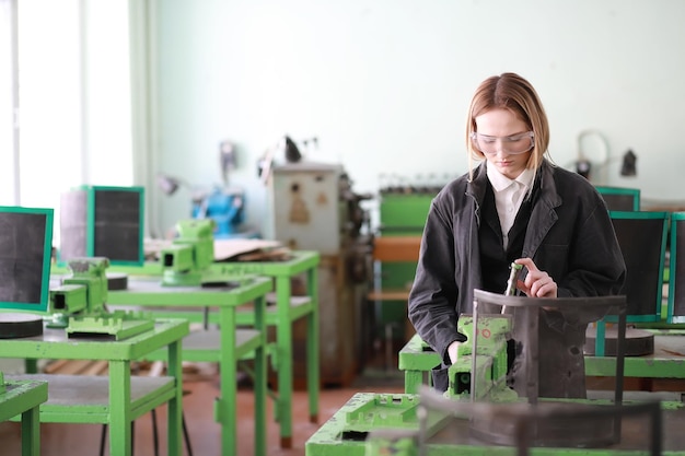 Junge Ingenieurin, die im Werkzeugmaschinenbau arbeitet