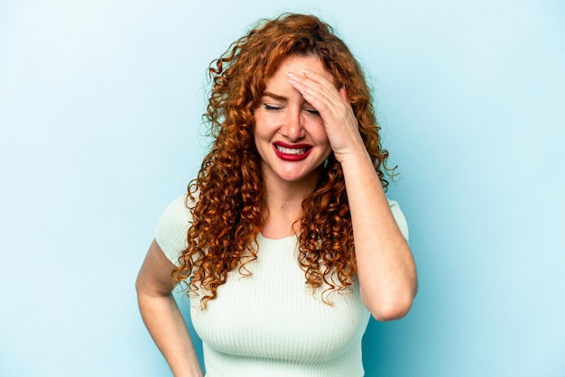 Junge Ingwer kaukasische Frau isoliert auf blauem Hintergrund fröhliches Lachen viel Glückskonzept