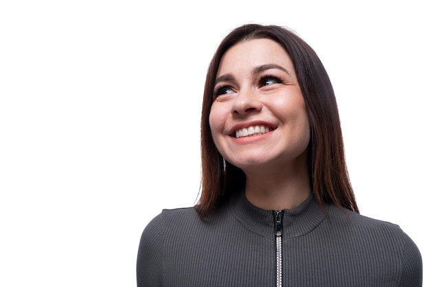 Junge inspirierte Frau mit schwarzen Haaren, isoliert auf sauberem weißen Hintergrund