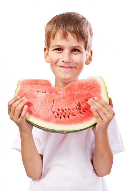 Junge isst eine Wassermelone