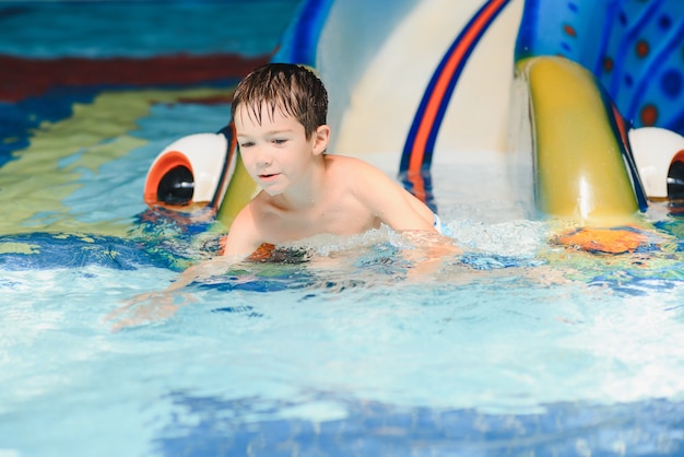 Junge ist im Wasserpark.