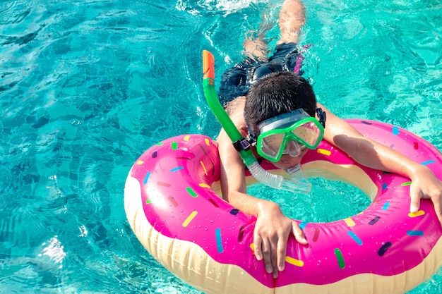 Junge ist sehr glücklich, im Pool zu schwimmen