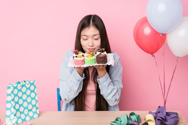 Junge japanische Frau, die eine Geburtstagsfeier vorbereitet