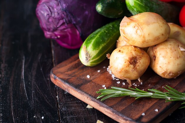 Junge Kartoffeln auf Holztisch