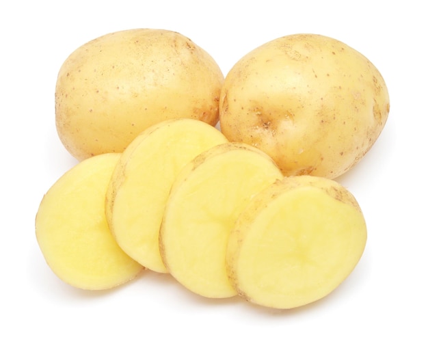 Junge Kartoffeln und Scheiben isoliert auf weißem Hintergrund Ernten Sie neue flache Ansicht von oben