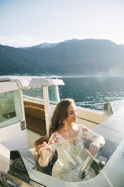 Foto junge kaukasische braut auf jacht am comer see in italien