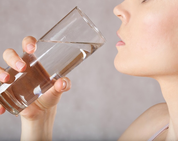 Foto junge kaukasische dame zwischen 30 und 40 jahren mit einem glas wasser nahaufnahme