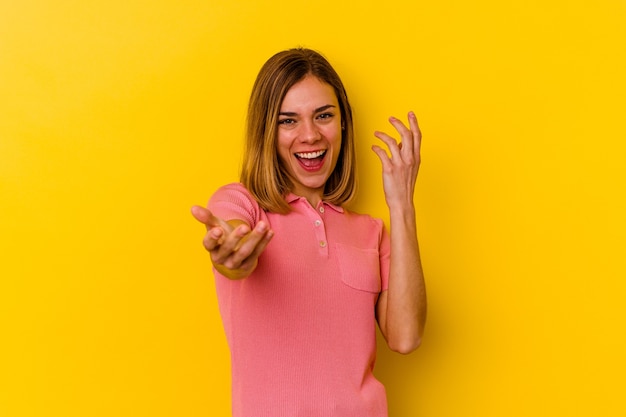 Junge kaukasische dünne Frau, die mit dem Finger auf Sie zeigt, als ob die Einladung näher kommt.