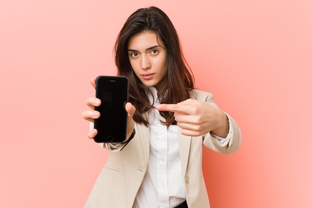 Junge kaukasische Frau, die am Telefon spricht